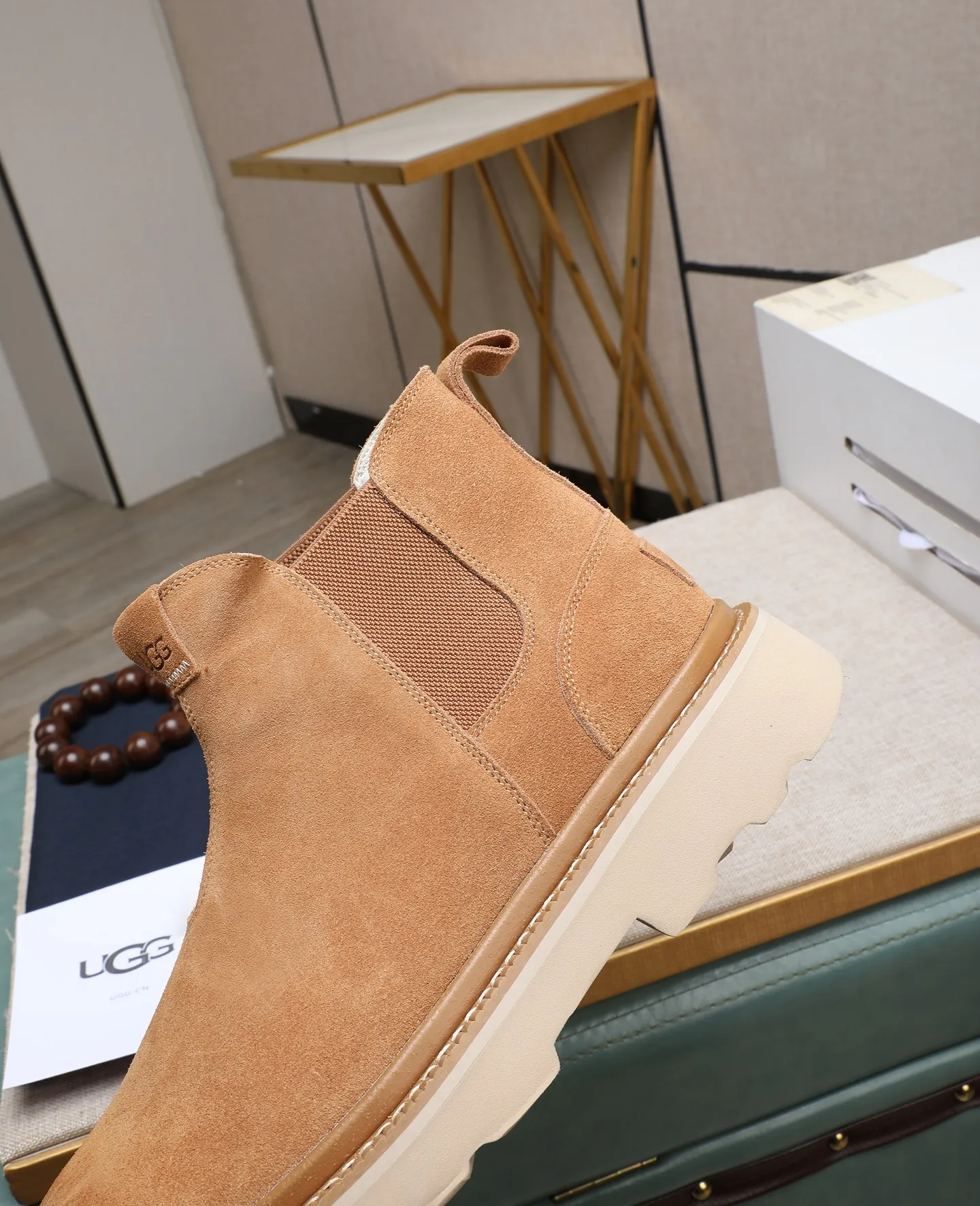 Men's shoes 💰640 (full genuine wool lining, 10% off for fake ones) Please pay attention to the quality of the original item and compare the thickness of the wool 🏮🏮 Popular UGG men's shoes from Australia's warm luxury brand, the official website is synchronized, Beckham men's style..., made of imported first-layer waxed cowhide, waxed toe cap, Australian real wool velvet lining Carefully sewn...Imported rubber Martin boots outsole (comfortable, soft, wear-resistant) The quality is really great...Exquisite workmanship, you won't be able to put it down at first sight, size 39-44 (customized in 45)